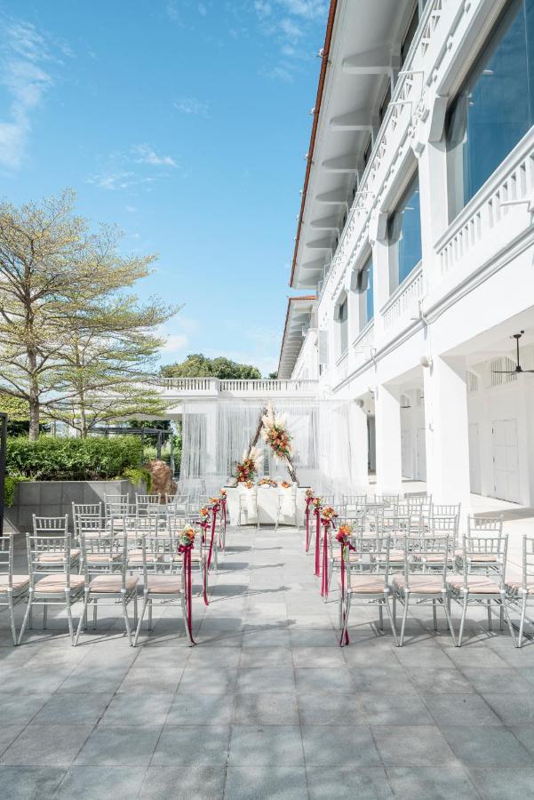 Oasia Resort Sentosa By Far East Hospitality Сингапур Екстериор снимка The lawn at the Fullerton Hotel