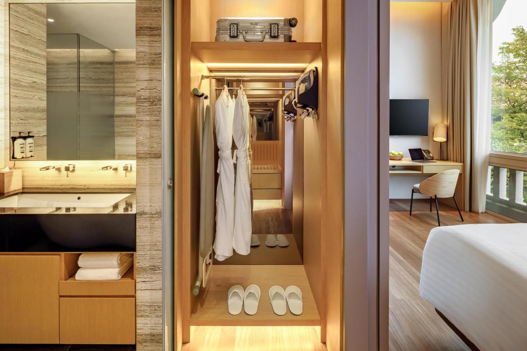 Oasia Resort Sentosa By Far East Hospitality Сингапур Екстериор снимка A walk-in wardrobe